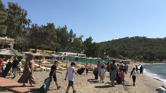 Mersin'de sahil bandında temizlik yapıldı