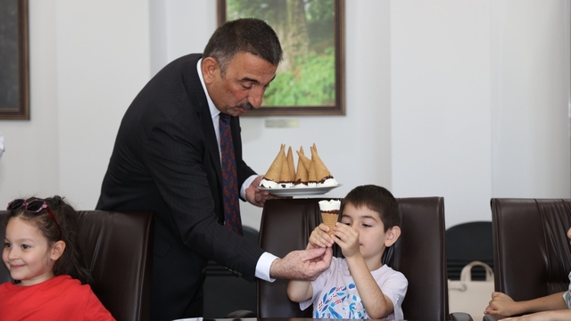 Zonguldak Valisi Hacıbektaşoğlu, makamında ağırladığı öğrencilere dondurma ikram etti