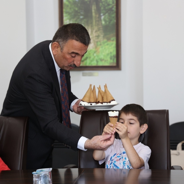 Zonguldak Valisi Hacıbektaşoğlu, makamında ağırladığı öğrencilere dondurma...