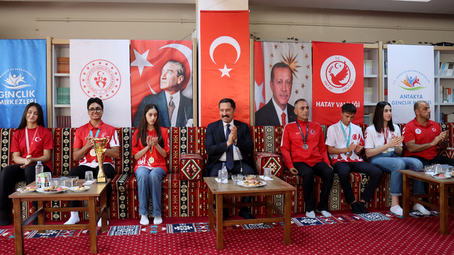 Hatay'da başarılı depremzede sporcular ödüllendirildi