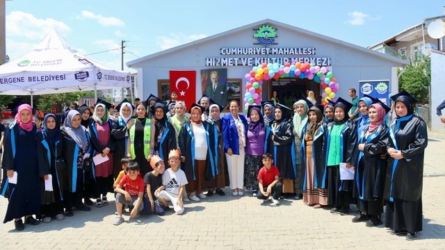 Ergene'de okuma yazma kursunu tamamlayan kadınlar için tören düzenlendi