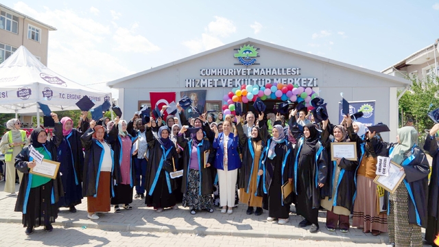 Okuma yazma öğrenen 24 kadın kep attı