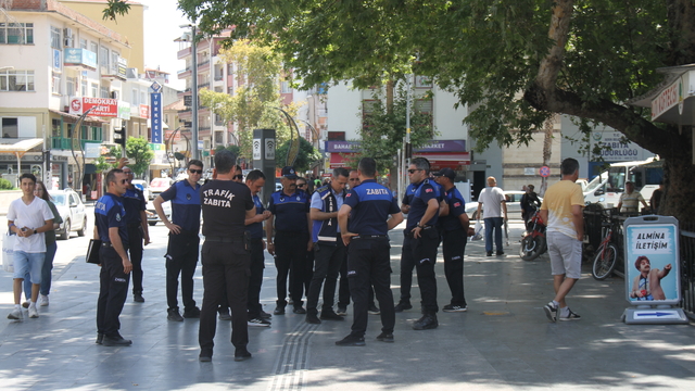 Serik'te zabıta ekipleri kaldırım işgallerine yönelik denetim yaptı