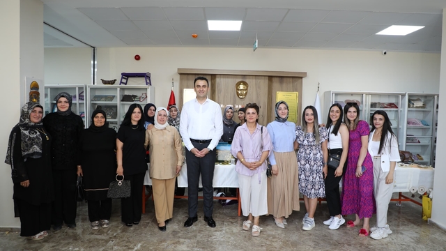 Hasankeyf Kaymakamı İmrak el sanatları sergisine katıldı