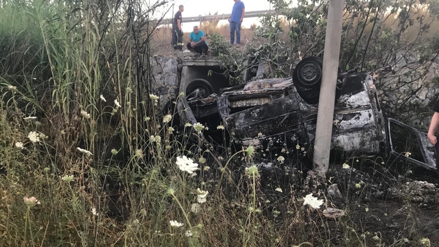 Antalya'da şarampole devrilen hafif ticari aracın sürücüsü öldü