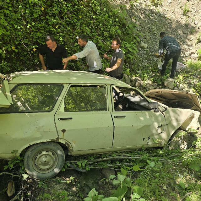 Otomobil uçuruma yuvarlandı: 3 yaralı