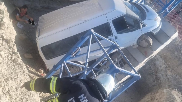 Samandağ'da kule vincin betonuna çarpan minibüsteki 4 kişi yaralandı