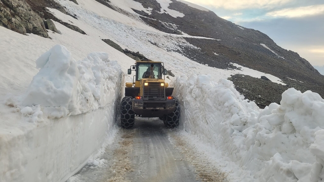 Trabzon'da yayla yollarında karla mücadele çalışması yapılıyor