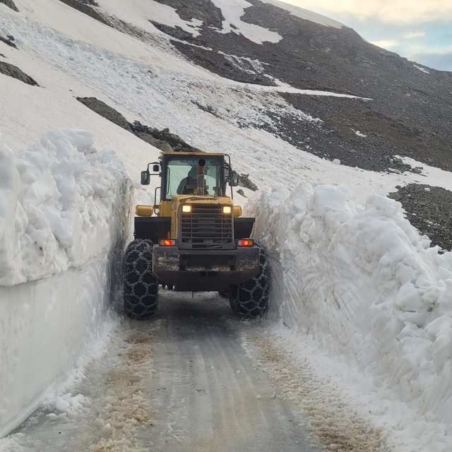 Trabzon'da yayla yollarında karla mücadele çalışması yapılıyor