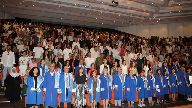 Lösemiyle mücadele eden genç, üniversite eğitimini fakülte birincisi olarak tamamladı