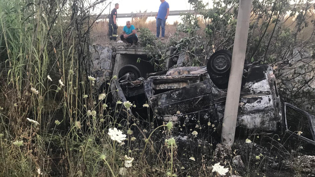 Takla atan araç direğe çarptı; camdan fırlayan sürücü öldü