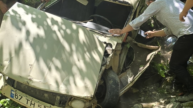 Zonguldak'ta şarampole devrilen otomobildeki 3 kişi yaralandı