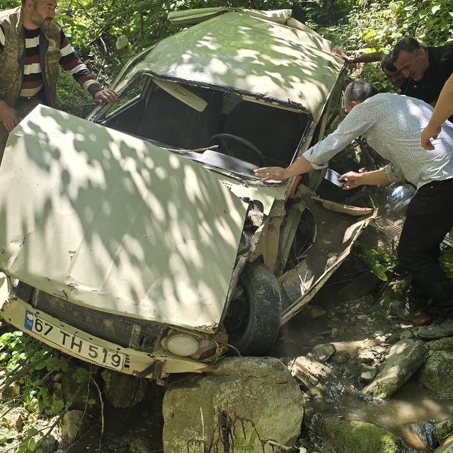 Zonguldak'ta şarampole devrilen otomobildeki 3 kişi yaralandı