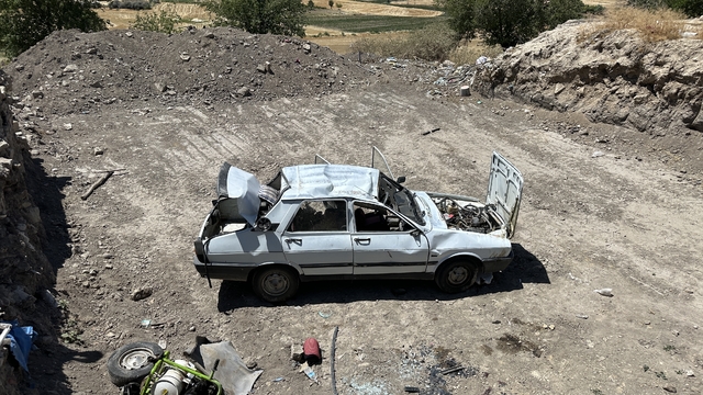 Park ettiği otomobilin el frenini çekmeyi unutan kişi hareket eden aracın altında kaldı