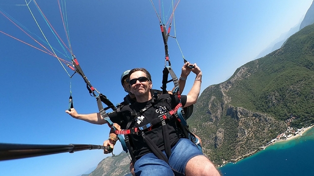 Görme engelli İngiliz turist, Babadağ'dan yamaç paraşütüyle uçtu