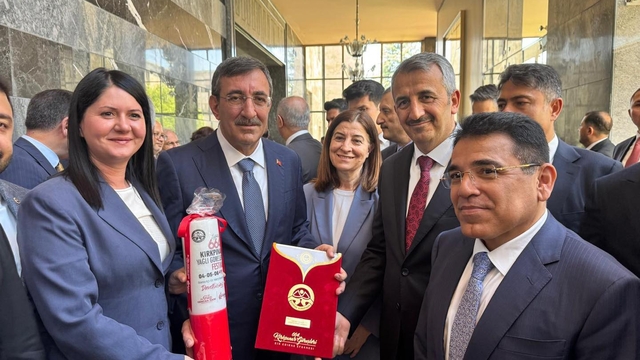 Devlet protokolü "kırmızı dipli mumla" Kırkpınar'a davet edildi