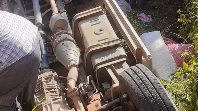 Trabzon'da çay yüklü kamyonun devrildiği kazada 9 kişi yaralandı