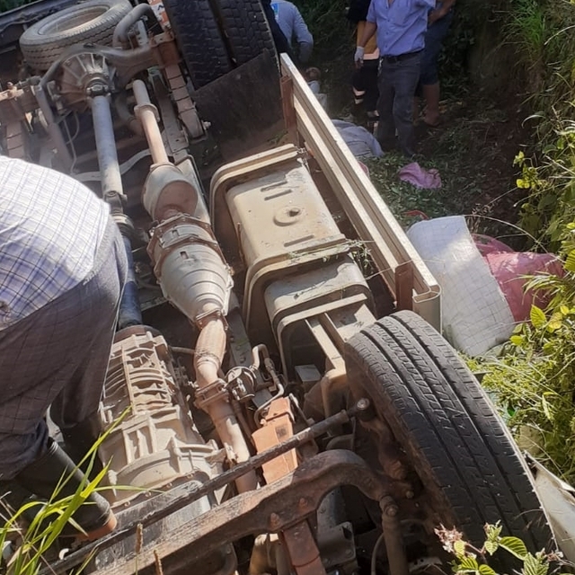 Trabzon'da çay yüklü kamyonun devrildiği kazada 9 kişi yaralandı