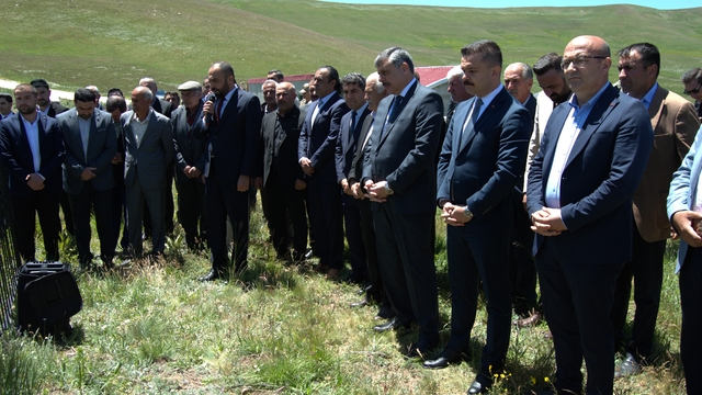 Erzurum'da PKK'nın 6 yıl önce katlettiği amca ile yeğeni mezarları başında anıldı