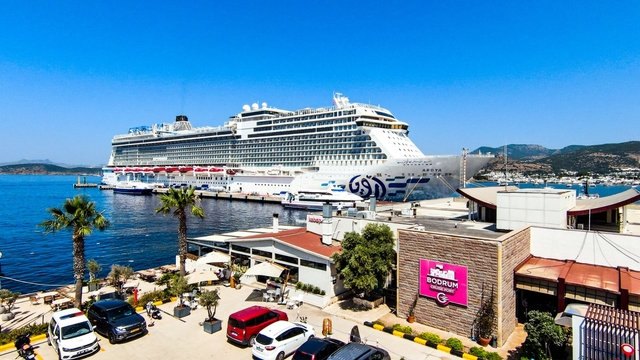 Bodrum'a ilk kez gelen AROYA Cruises, bando ve halk oyunları ekibiyle karşılandı