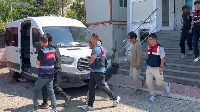 Artvin'de 4 düzensiz göçmen yakalandı