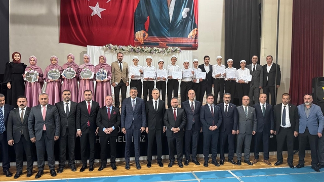 Yüksekova'da hafızlık eğitimini tamamlayan 14 öğrenci icazet aldı