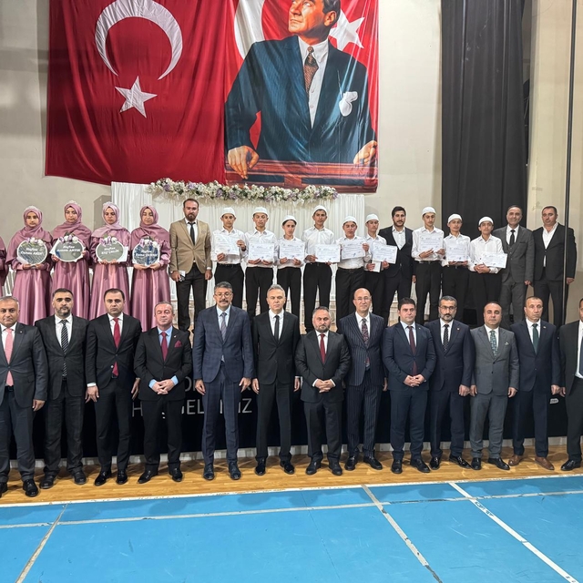 Yüksekova'da hafızlık eğitimini tamamlayan 14 öğrenci icazet aldı