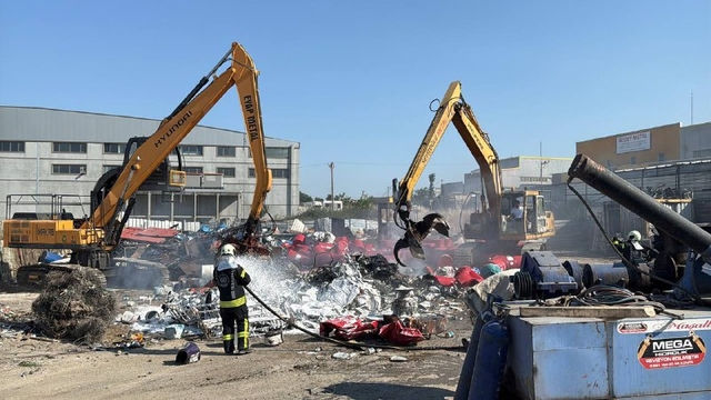Kocaeli'de geri dönüşüm deposunda çıkan yangın söndürüldü