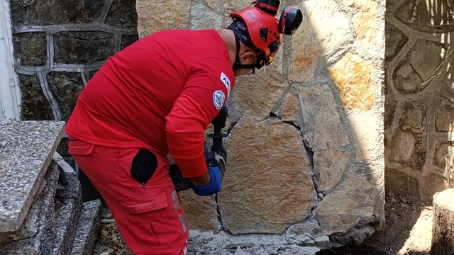 Bodrum'da apartmanın duvar boşluğunda mahsur kalan kedi kurtarıldı