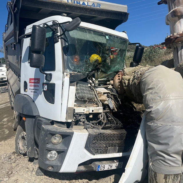 Aydın'da jeotermal enerji tesisindeki sıcak su borusuna çarpan kamyonun sür...