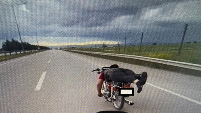 Çanakkale'de trafiği tehlikeye düşüren motosiklet sürücüleri gözaltına alındı