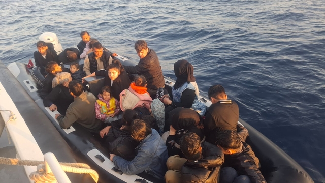 Çanakkale açıklarında 37 düzensiz göçmen yakalandı