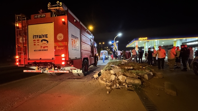 Kocaeli'de takla atan otomobildeki 2 kişi yaralandı