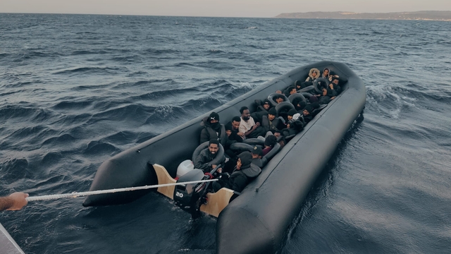 İzmir açıklarında sürüklenen lastik bottaki 3'ü çocuk 34 düzensiz göçmen kurtarıldı