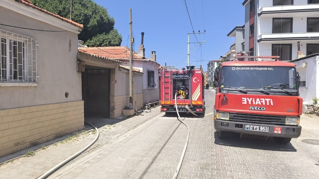 Ayvalık'ta tek katlı evde çıkan yangın söndürüldü