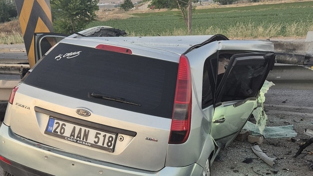 Eskişehir'de bariyere çarpan otomobilin sürücüsü yaralandı