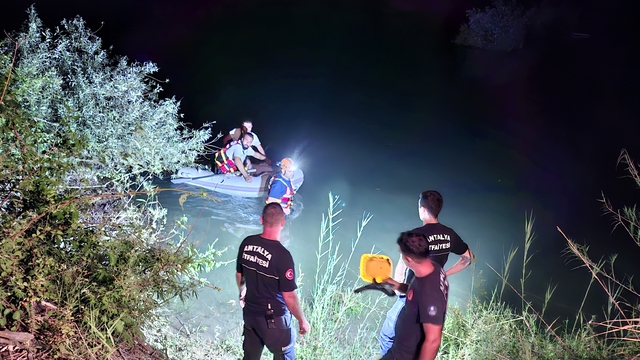 Antalya'da su seviyesi yükselen ırmakta mahsur kalan 3 kişi kurtarıldı