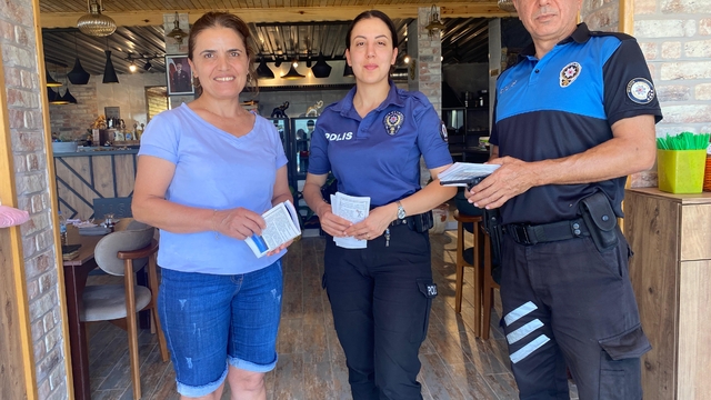Bozyazı'da polis ekipleri boğulma vakalarına karşı vatandaşları bilgilendirdi
