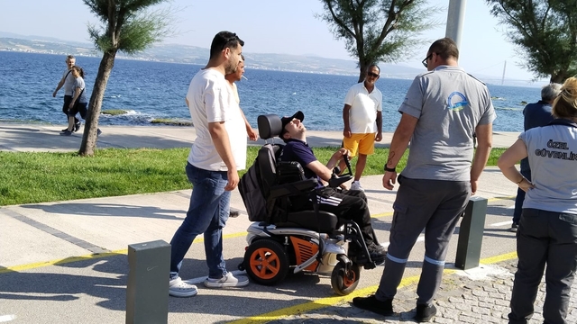 Çanakkale'de akülü engelli aracıyla gezen kişi başıboş köpeklerden korkup direğe çarptı