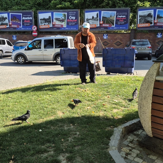 Temizlik işçisi, 15 yıldır çöpten topladığı ekmek artıklarıyla kuşları besl...