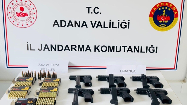 Adana'da bir evde 6 ruhsatsız tabanca ele geçirildi
