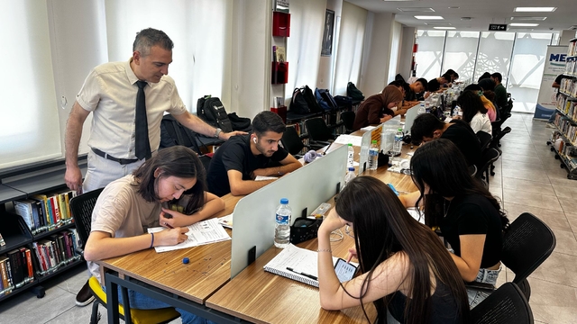 YKS'ye hazırlanan öğrenciler, kütüphaneye 'kamp' kurdu