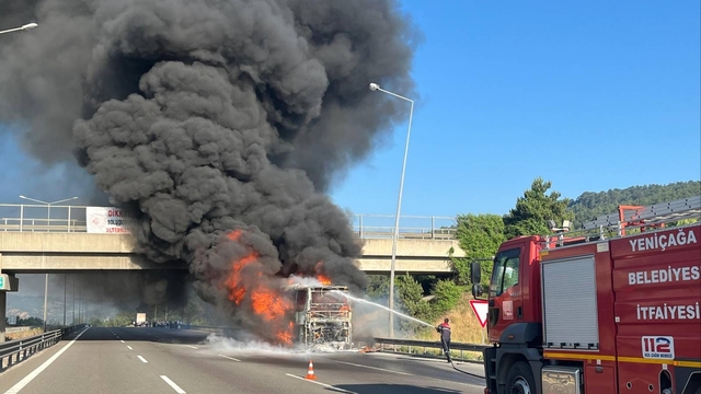 Anadolu Otoyolu'nun Bolu kesiminde seyir halindeki yolcu otobüsünde çıkan yangın söndürüldü
