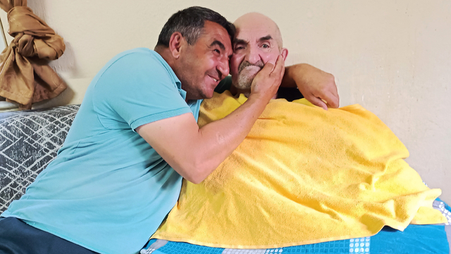 6 yıldır felçli babasına bakıyor