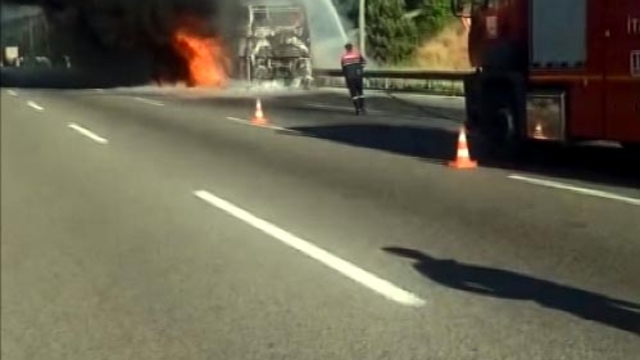 Otoyolda yanan otobüs kullanılamaz hale geldi