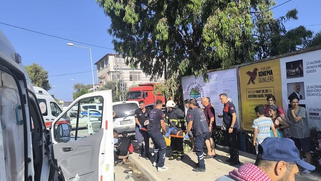 Samandağ'da otomobille hafif ticari aracın çarpışması sonucu 4 kişi yaralandı