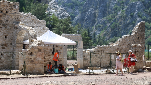 Olympos Antik Kenti'nde tarihe ışık tutan yeni mozaikler bulundu