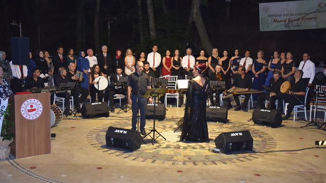 Kemalpaşa'da öğretmenlerin oluşturduğu korodan yıl sonu konseri