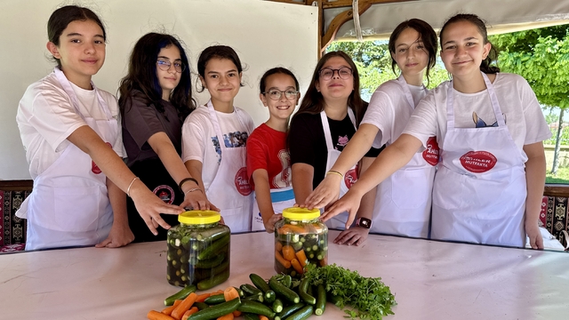 Ortaokul öğrencileri "gastronomi serası"nda yetiştirilen ürünlerle turşu kurmayı öğreniyor