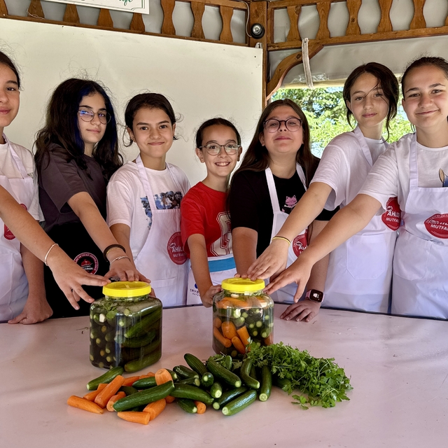 Ortaokul öğrencileri "gastronomi serası"nda yetiştirilen ürünlerle turşu ku...